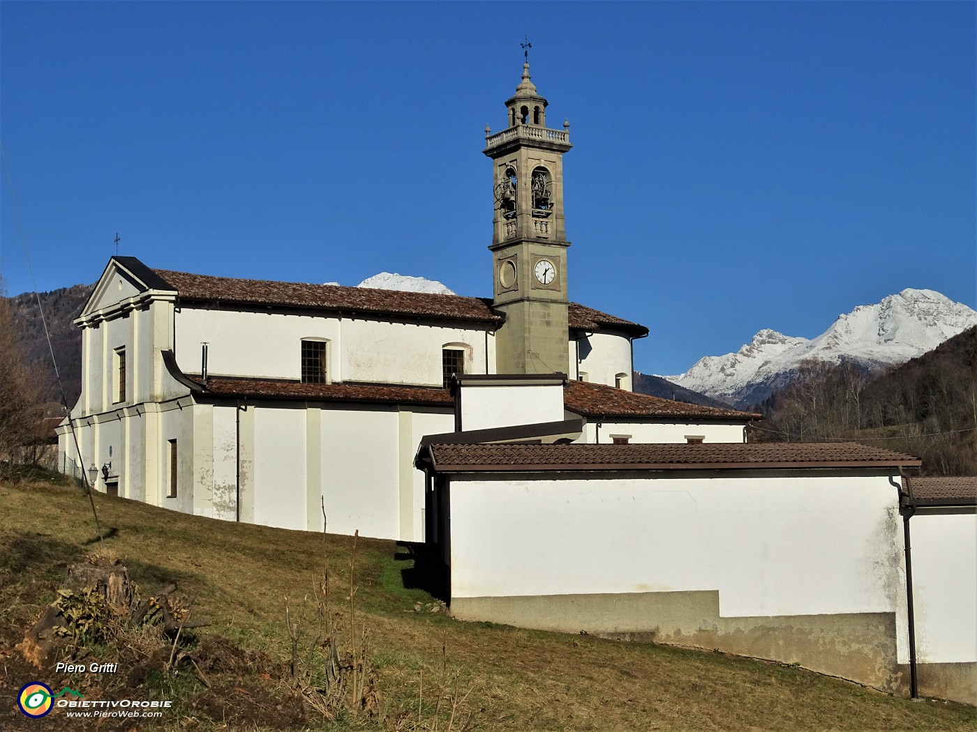 22 La bella chiesa di Lepreno con vista in Arera innevata.JPG